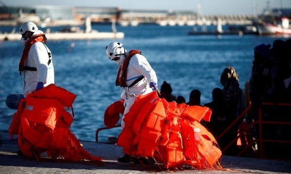 Британските и френските власти съобщиха че около 40 мигранти са