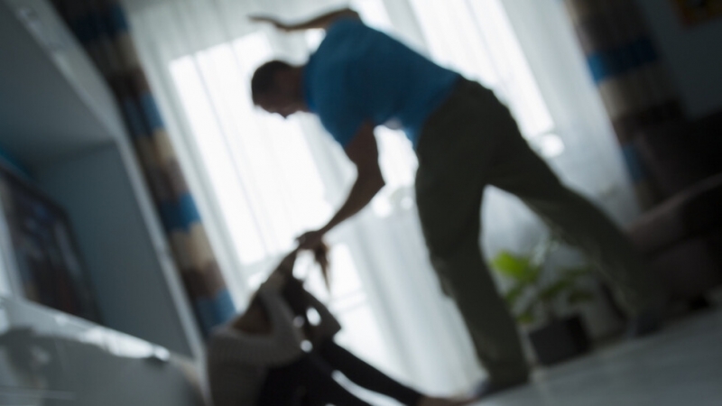 Мъж преби проятелката си в Костинброд съобщиха от полицията На 3 декември е