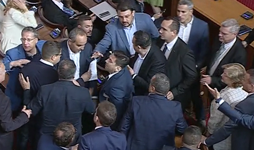 Депутатите стигнаха до физическа саморазправа в Народното събрание. Настимир Ананиев