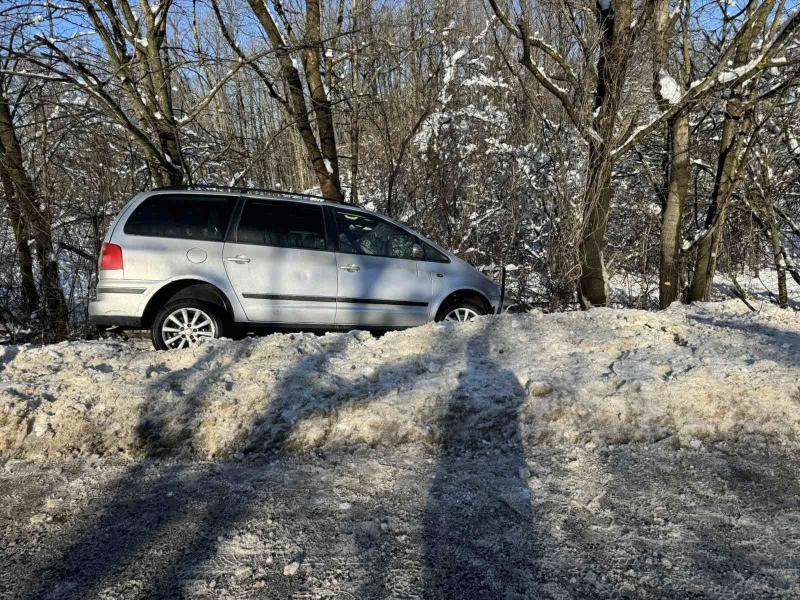 Автомобил излетя от пътя между Враца и Борован научи агенция