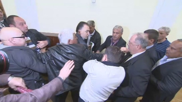 Страшен скандал! Бой и разкол на Националния съвет на СДС /снимки/