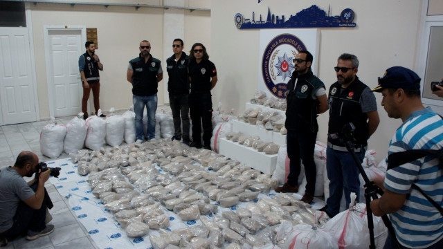 Турската полиция конфискува над 1,5 тона хероин, скрит в камион,