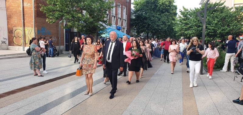 115 ият випуск на Средно училище Христо Ботев разклати тази вечер