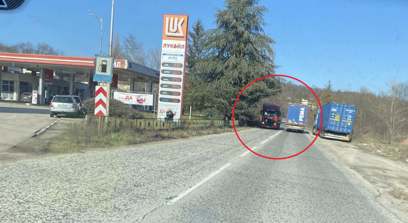Няма оправия! ТИР подкара в насрещното край Враца, ошашави шофьорите /снимка+видео/