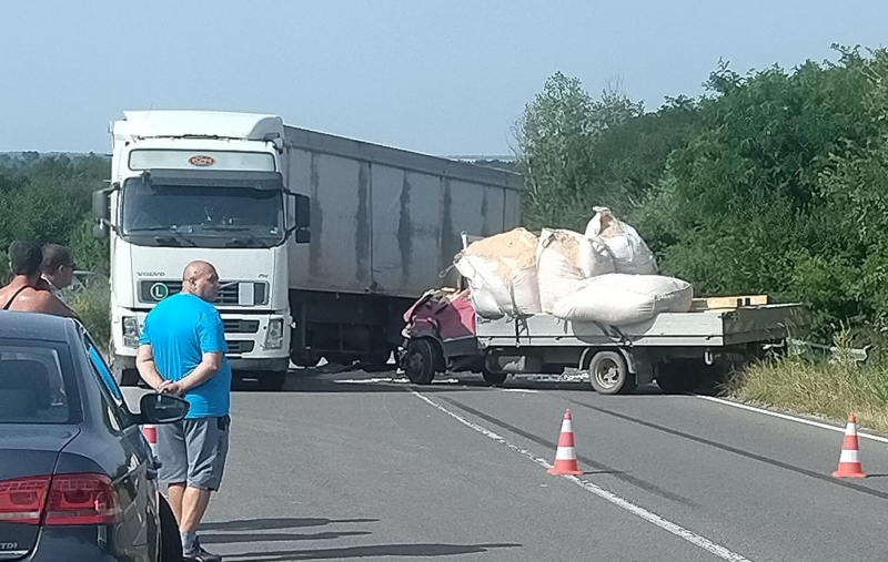 Кръв на пътя! Камионче и ТИР се помляха между Монтана и Лом, има пострадал /снимка/