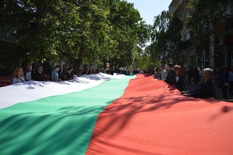 Над 70 ученици ще носят 25 метровия трибагреник на 24 май