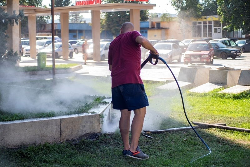 Служители на Общинско предприятие Чистота започнаха почистване на замърсените каменни