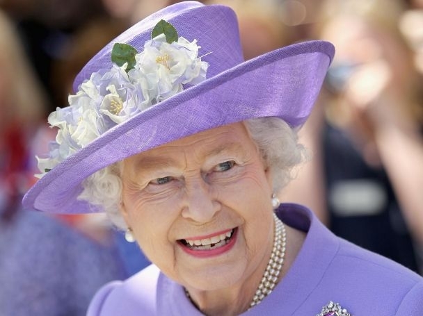 След оставката на президента на Зимбабве Робърт Мугабе кралицата на