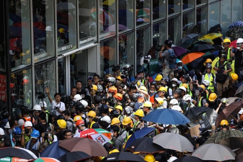 Протестиращи срещу местното правителство на Хонконг се опитаха да влязат в сградата