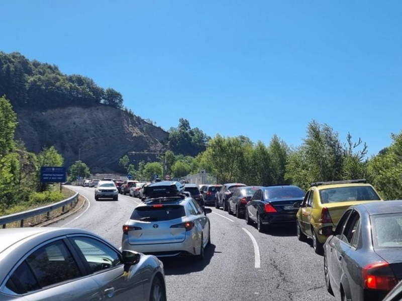 Натоварено е движението по границите, МВР съветва пътуващите кои пунктове да се използват