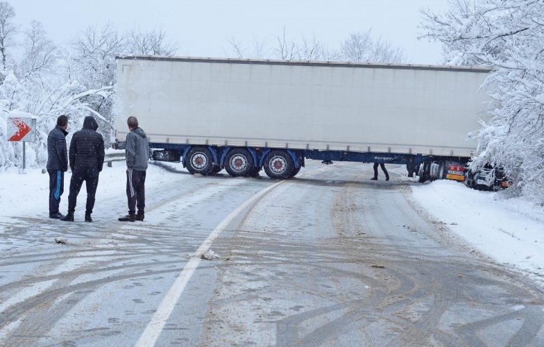 Времeнно е ограничено движението по път I 1 Е 79