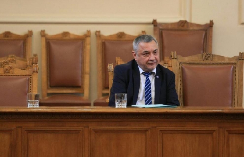 Вицепремиерът Валери Симеонов обяви че ще подаде оставката си само