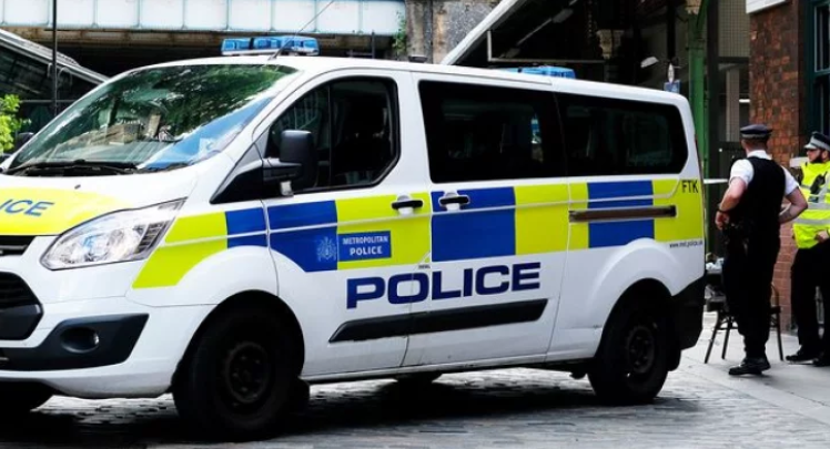 Британската полиция разследва ужасяващо двойно убийство на двама 17 годишни младежи