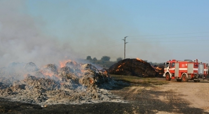 Два тона сено и слама са изпепелени при голям пожар