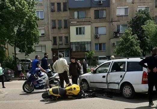 Кола е блъснала моторист на възлов булевард във Видин научи