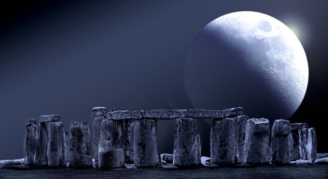 Луната е Розетският камък на Слънчевата система близо 400