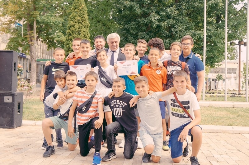 Община Мездра награди 120 изявени ученици, групи, състави и учители по случай 24 май /снимки/