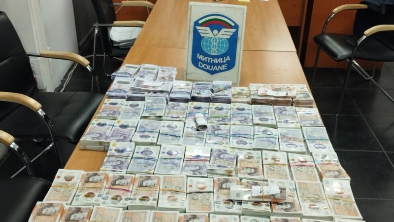 Митническите служители откриха недекларирана валута с левова равностойност 475 774