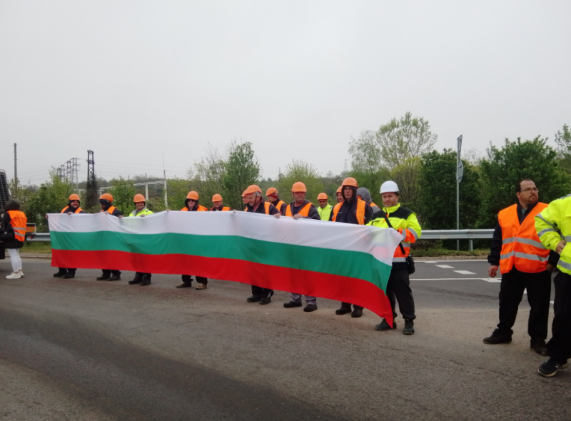 Тежки машини и работници и днес затвориха за половин час