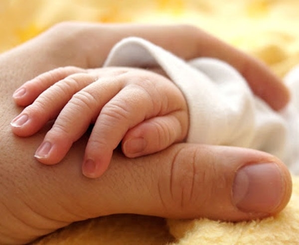 Българска двойка е обвинена в опит да продаде новороденото си