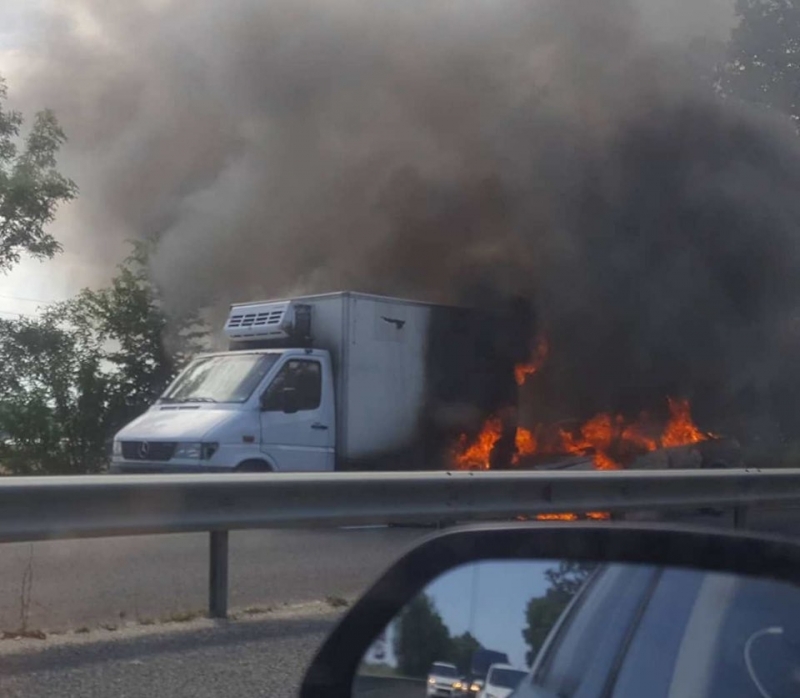 Лек автомобил с метанова уредба се заби в камион на