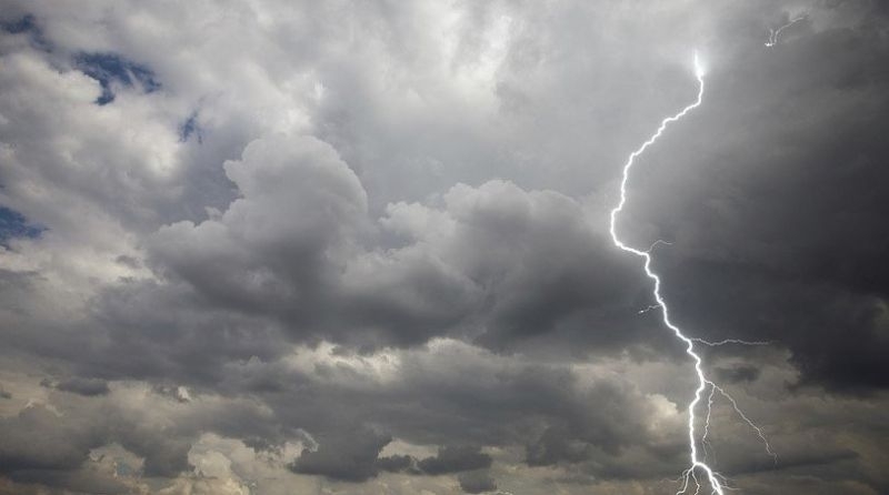 Мълния удари 20 годишен младеж в София снощи Инцидентът е станал между