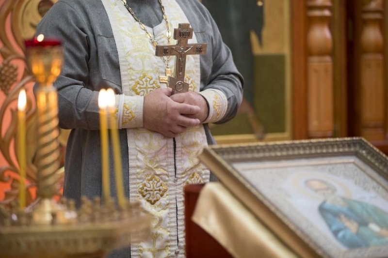 Арестуваха отлъчен свещеник при акция срещу манастир в Русия