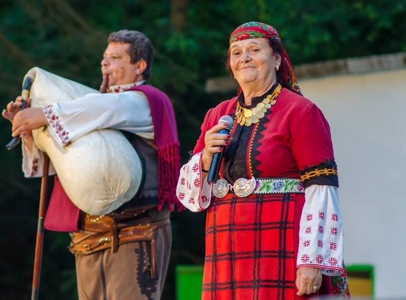 Валя Балканска Петър Янев и смолянските гайдари и Светлин Миланов