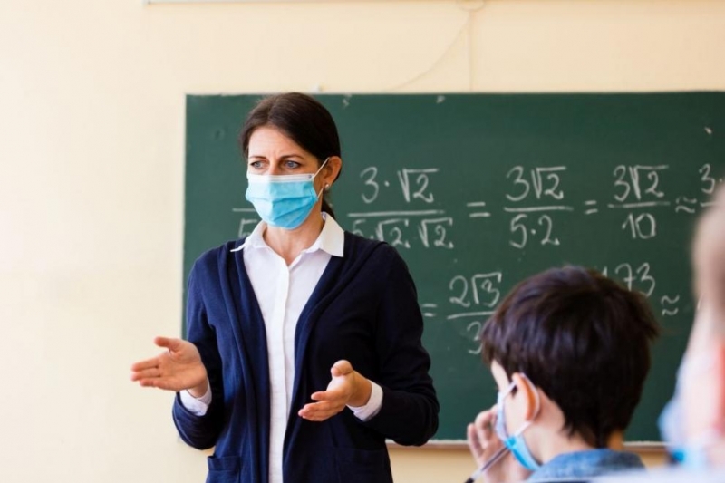 Всички работещи в образователните институции които са преминали през домашно