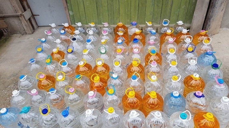 Хванаха мъж, разтурил сергия с контрабандна ракия на пазар в Монтанско