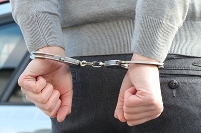 Непълнолетен младеж е задържан за нанасяне на побой 70 годишен мъж