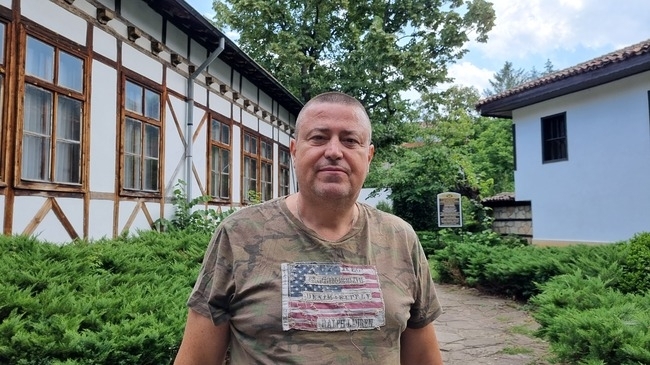 Врачанският художник Александър Василев – Василевса представя в Париж едни