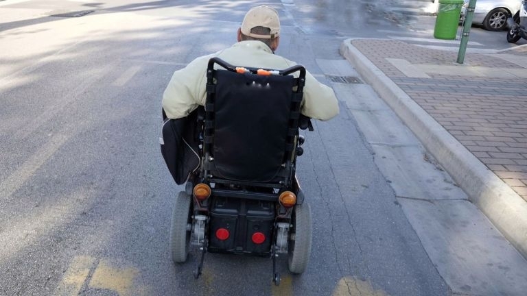 Кола е блъснала човек в инвалидна количка в Монтана съобщиха