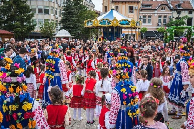 Стотици отбелязаха Лазаровден във Враца съобщиха от местната администрация Близо 300