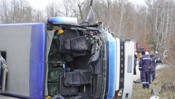 Шестима са загинали на място при зверската катастрофа между камион