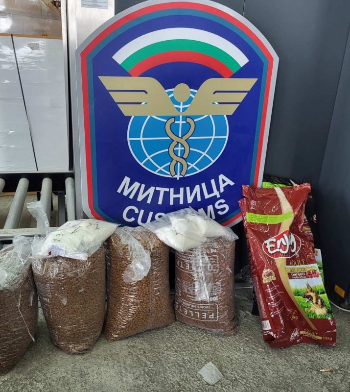 Митнически служители от отдел Борба с наркотрафика в ТД Митница