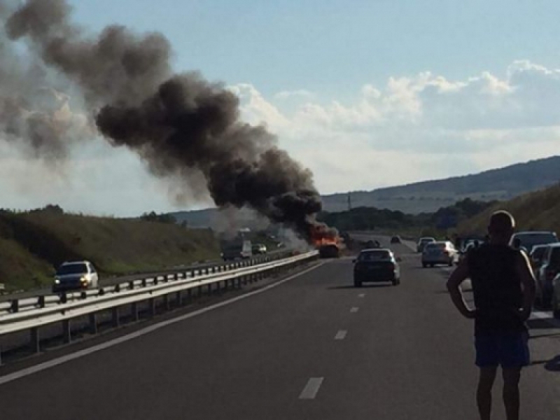 Два тира са изгорели на магистрала Тракия край Пловдив казаха