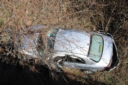 Кола падна от мост в района на жп гара Дупница 20 годишна