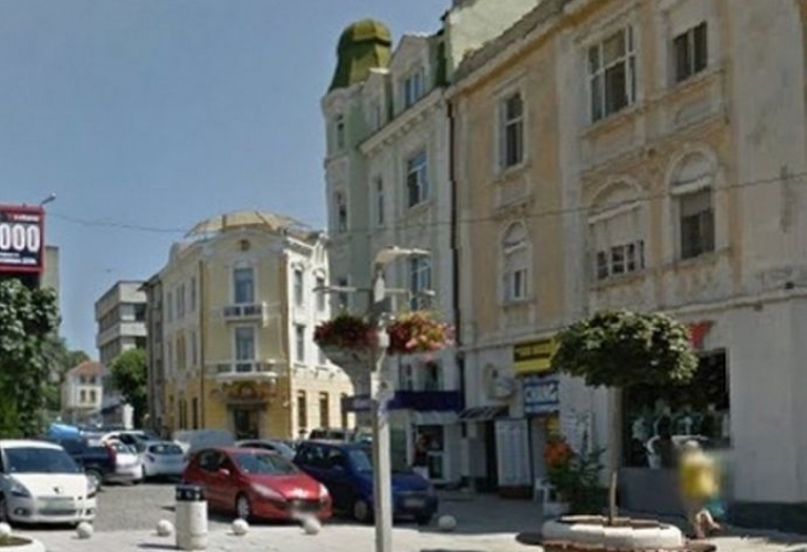 Млад мъж буйства днес в центъра на Бургас като вилня