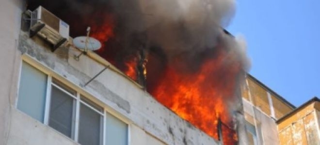 Огнен ад! Тераса избухна в пламъци в Монтана, жена забравила да изключи готварската печка