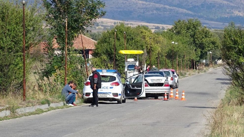 Зверска катастрофа! Мъж се заби с колата си в пътно-строителна машина и ...