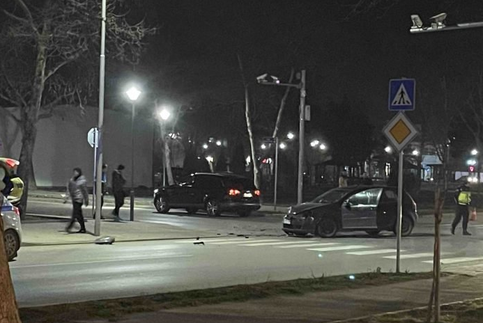 Две коли се натресоха на натоварено кръстовище в Козлодуй научи