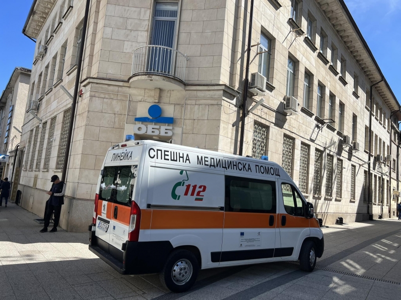Линейка профуча през централната пешеходна зона във Враца с включени
