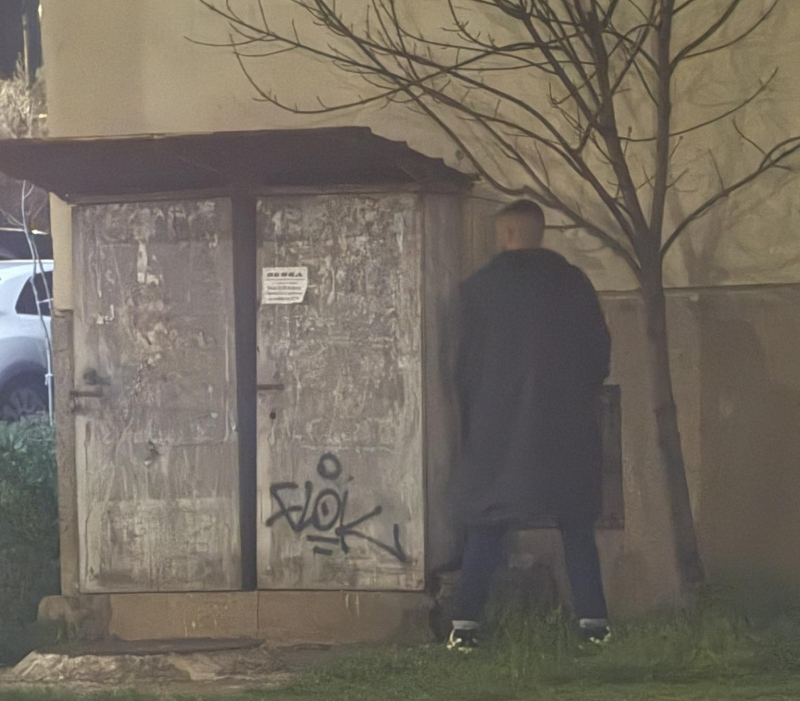 Срамота! Хванаха мъж да пикае насред Враца /снимка/