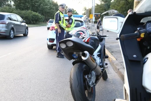 Младеж без книжка е заловен да кара нерегистриран мотор в