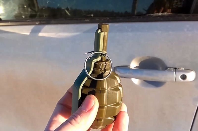 Собственик на лек автомобил откри граната в колата си и