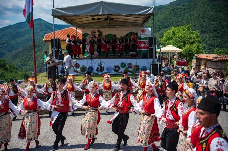 Община Мездра обявява провеждането на XVI Национален фолклорен събор Де