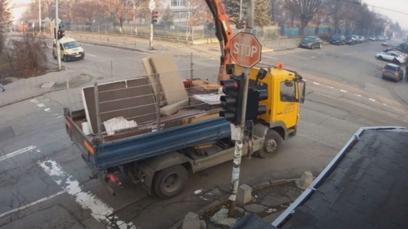 Камион с вдигнат кран свлече светофари на кръстовище в София