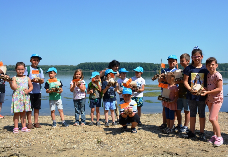 Единадесет ръчно изработени сала с индивидуални послания от деца от