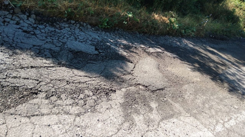 Шофьори се оплакаха от пътя между Челопек и Лютиброд. В